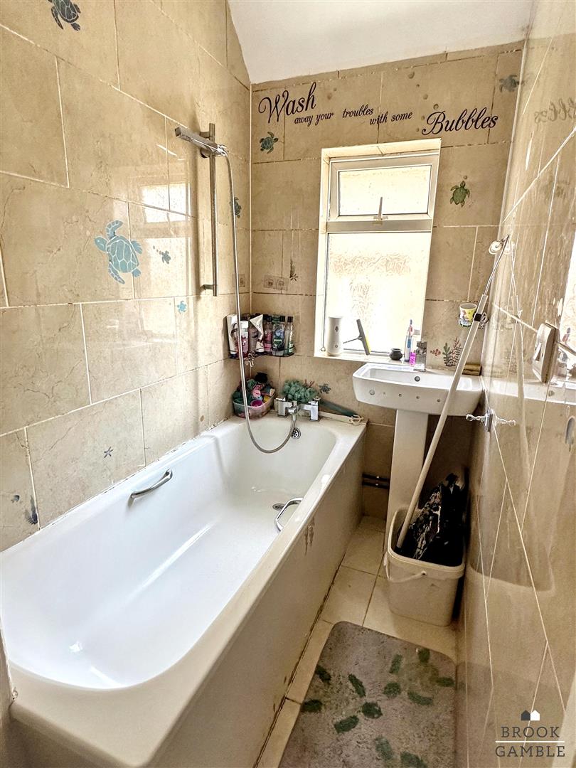 3 Bedroom House. Royal Sussex Crescent in Eastbourne,  9